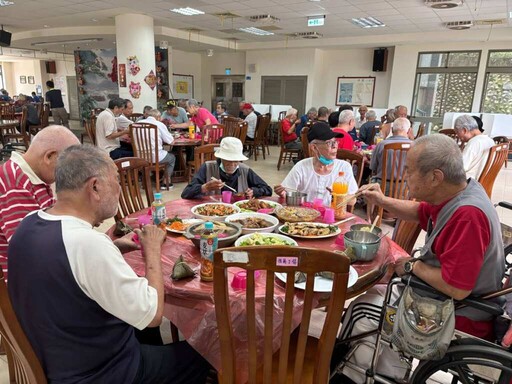 粽香四溢賀端午 彰化榮家加菜活動暖心又暖胃