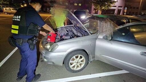 汽車拋錨求助無門 舊館警協助「接電」助返家