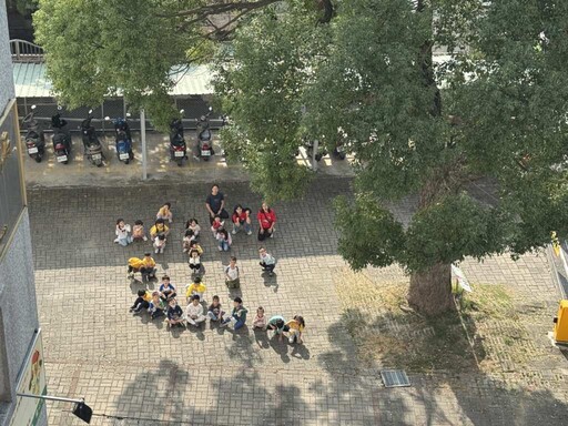 東勢學子畢業前參觀地政事務所檔案展 拍下青春回憶影像