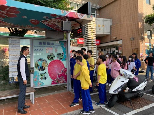 東勢學子畢業前參觀地政事務所檔案展 拍下青春回憶影像