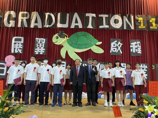 畢業季祝福滿載 陳光復勉勵學子懷抱信念、走在正確的道路上