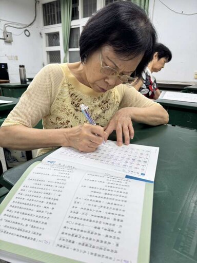 彰安國中補校4位阿嬤感動畢業 年少失學不留遺憾重返校園圓夢