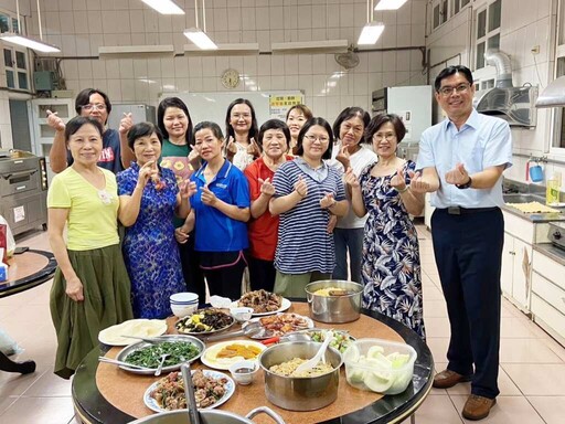 彰安國中補校4位阿嬤感動畢業 年少失學不留遺憾重返校園圓夢