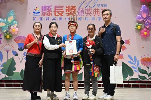 花蓮國小應屆畢業生縣長獎頒獎 徐榛蔚勉勵孩子勇敢逐夢、自信成長
