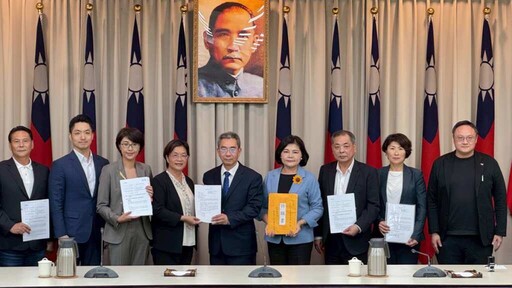 中央刪減補助違法 饒慶鈴赴行政院遞交訴願書