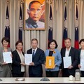 中央刪減補助違法 饒慶鈴赴行政院遞交訴願書