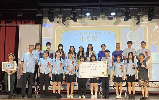 大理高中畢業典禮溫馨落幕 青春與告別同行、記憶閃閃發光