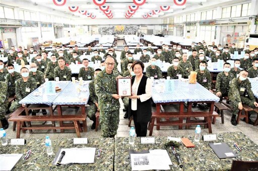 嘉義中坑營區探視彰化子弟兵 王惠美盼役男快樂當兵平安退伍