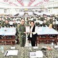 嘉義中坑營區探視彰化子弟兵 王惠美盼役男快樂當兵平安退伍