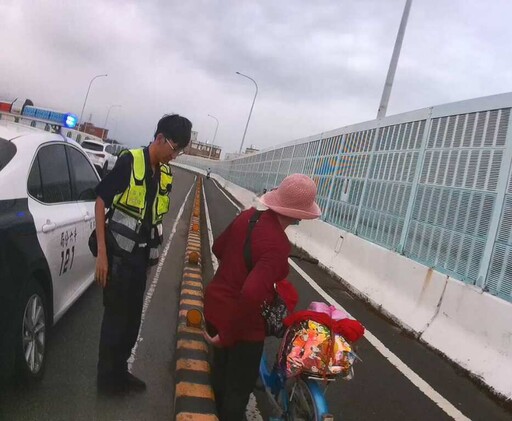 八旬婦騎車迷途橋上危坐! 警即時援手平安送返