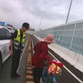 八旬婦騎車迷途橋上危坐！ 警即時援手平安送返