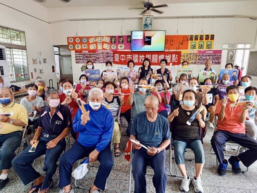 中市推廣「發光臂帶」 鼓勵長者夜間行走時配戴提升交通安全