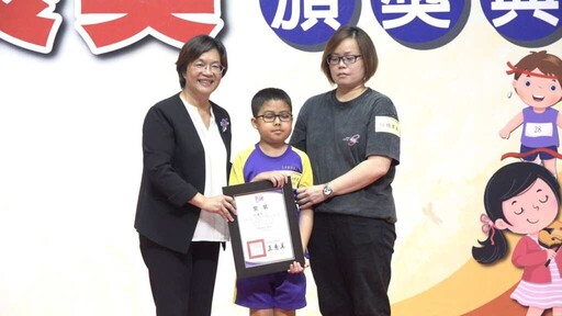 彰化縣國小應屆畢業生縣長獎頒獎 王惠美表揚628位得主