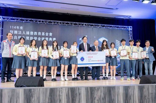 臻鼎教育基金會獎助學金頒發 張善政期勉學子成為產業發展人才