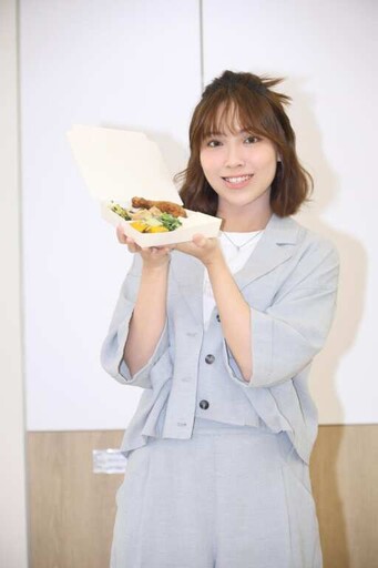 陳佩賢Jesslyn擔任紅心字會「在我身邊」公益大使, 執行永齡基金會營養餐食計畫,助弱勢長者「永飽安康」!