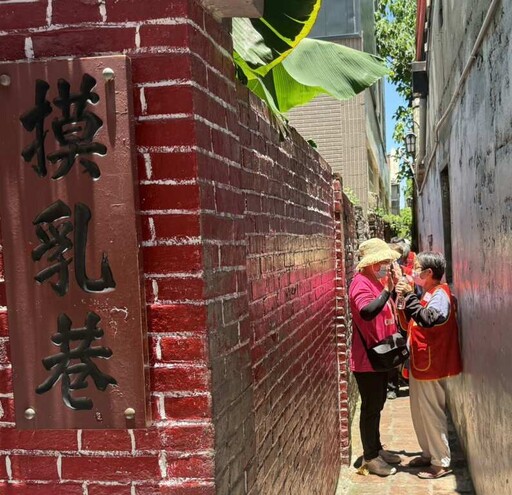鹿港天使站建站15週年感恩茶會 千歲團坐三輪車遊鹿港看古蹟