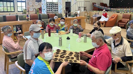 天然防蚊過夏日 花壇日照中心長輩手作艾草蚊香