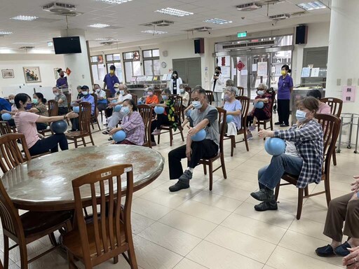 彰化榮家開辦延緩失能系列課程 住民樂活極球律動提升柔軟度