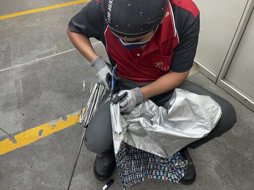 中市北區清潔隊超有創意! 廢棄雨傘變身環保小物