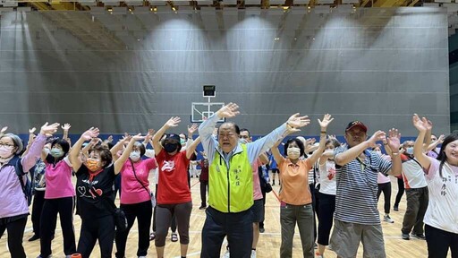 澎湖三代同堂運動趣 陳光復與大小朋友動起來促進健康