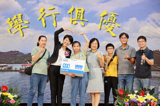 南投縣長許淑華親頒「縣長獎」 420位同學歡喜領獎