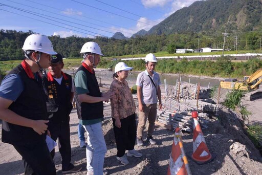 徐榛蔚視察蚊子洞橋復建 便道搶修助農民通行