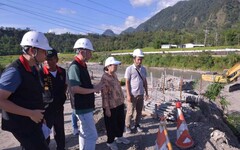 徐榛蔚視察蚊子洞橋復建 便道搶修助農民通行