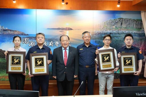 澎湖警察局4位同仁考取碩博士班 陳光復頒賀匾肯定進修精神