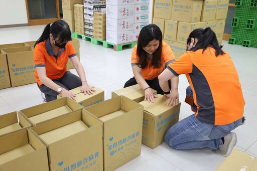 員榮醫療體系響應公益 尹文國董事率隊助安得烈裝箱送暖