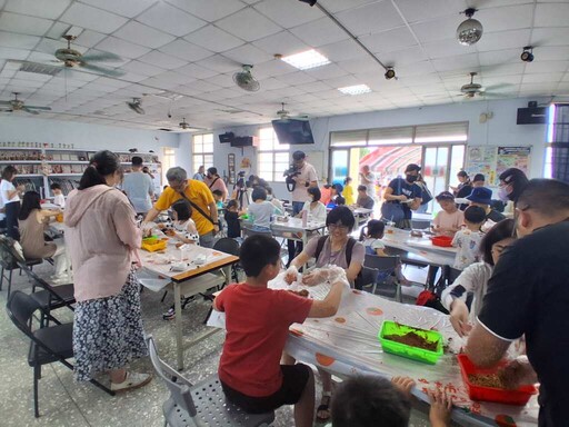 荔久彌新-只想和泥在一起 中市新庄社區邀親子體驗傳統泥趣文化