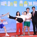 台中表揚逾2千名國中小市長獎得主 盧秀燕俏皮配合擺拍