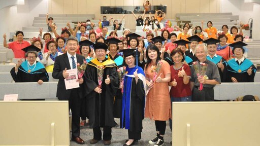 松年大學彰基分校畢典 9位高齡生穿學士袍圓夢
