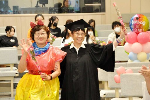 松年大學彰基分校畢典 9位高齡生穿學士袍圓夢