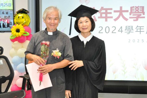松年大學彰基分校畢典 9位高齡生穿學士袍圓夢