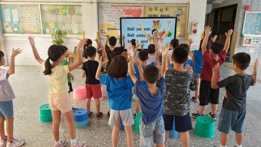 福德國小翻轉教室 田園體驗中落實AI與雙語素養