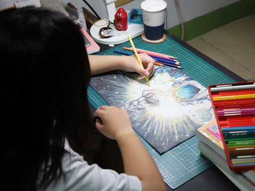 展望會陪伴孩子追夢 排灣族少女小雨無師自通,奪巴洛克藝術獎全球金獎