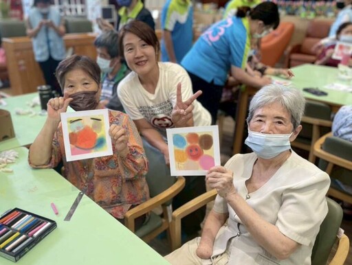 花壇秀和苑日照長輩粉彩畫創作 畫出心中最美的花朵