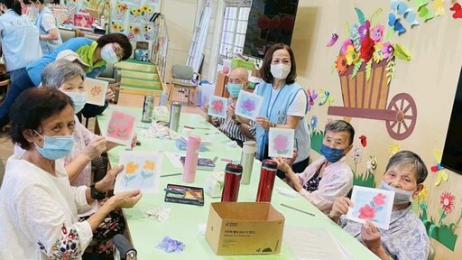 花壇秀和苑日照長輩粉彩畫創作 畫出心中最美的花朵