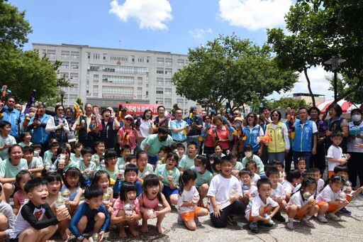 苗栗市民廣場戲水區開放 親子戲水樂無比