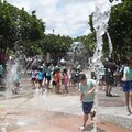 苗栗市民廣場戲水區開放 親子戲水樂無比
