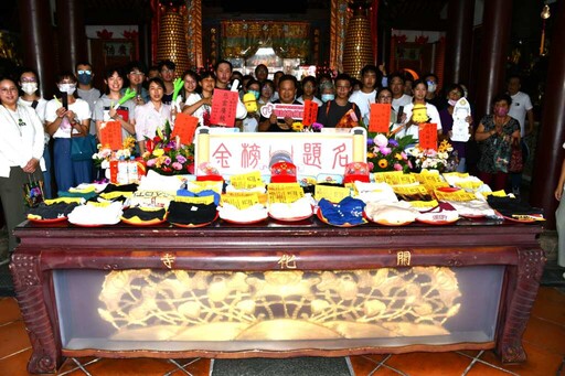 彰化學子前進開化寺「臨時抱佛腳」 盼藉由「神助」一舉金榜題名