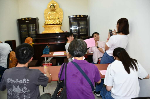 彰化學子前進開化寺「臨時抱佛腳」 盼藉由「神助」一舉金榜題名