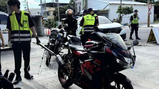 暑假遊客湧入麗寶樂園 大甲警聯合取締改裝車與無照駕駛