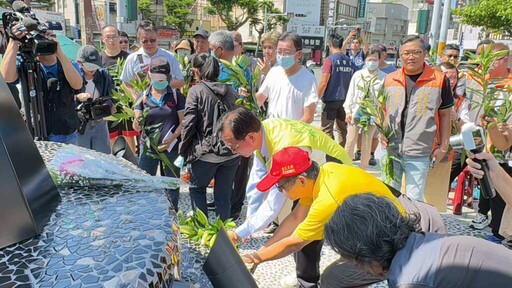 喬友大火四周年「永保平安紀念碑」揭碑 致敬殉職消防員陳志帆