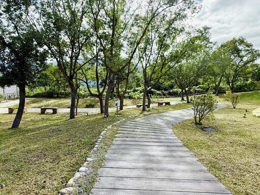 鹿野「水果冰棒公園」成新熱點 童趣裝置吸睛奪優良農建獎肯定