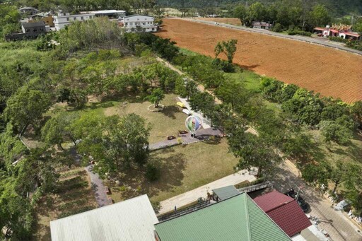 鹿野「水果冰棒公園」成新熱點 童趣裝置吸睛奪優良農建獎肯定