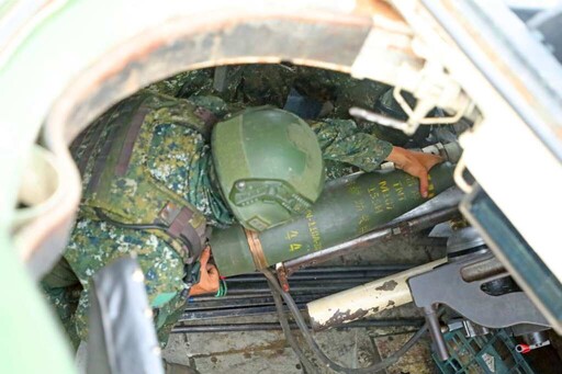 陸軍裝甲584旅海灘要域火殲 阻滯敵軍攻勢