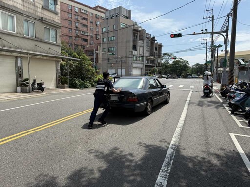 方向盤中暑卡點路中央 壢警線上推一把剛剛好