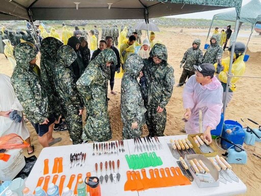 用藝術淨灘向海致敬 「淨灘築沙 守護馬鼻灣」馬祖百人共創永續行動