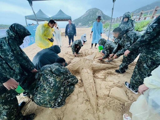 用藝術淨灘向海致敬 「淨灘築沙 守護馬鼻灣」馬祖百人共創永續行動